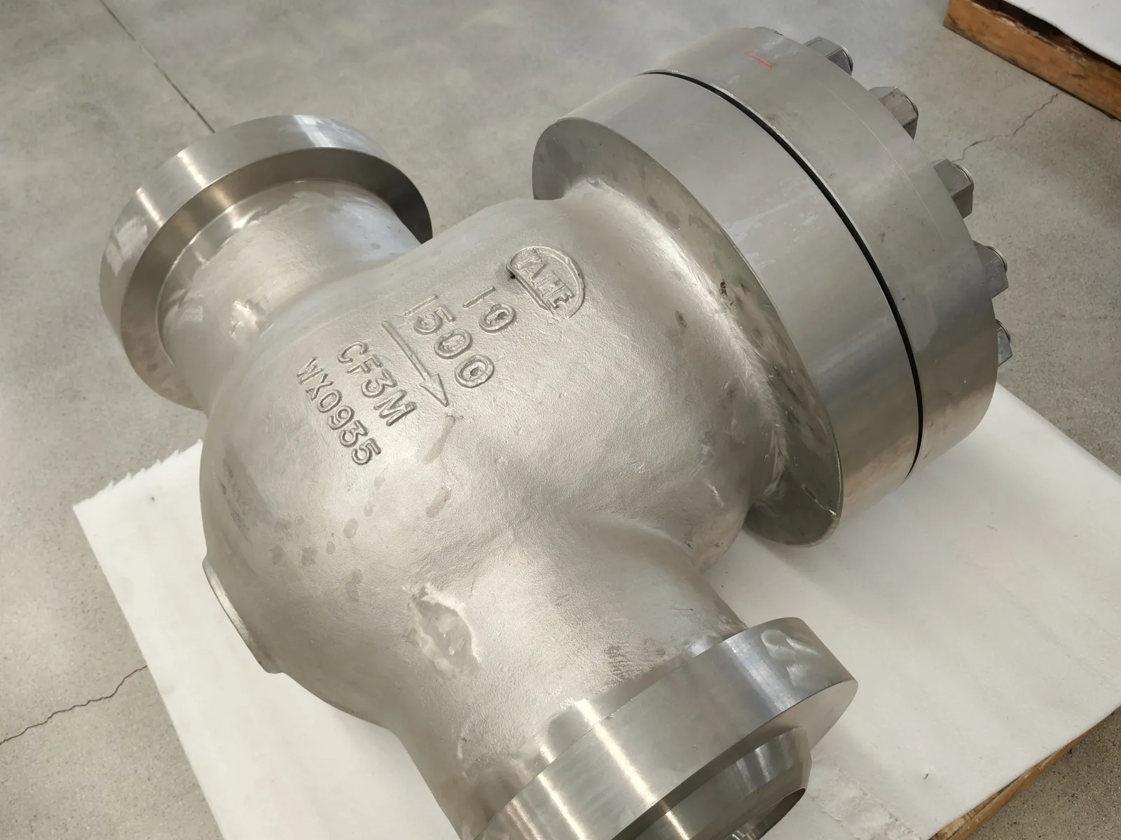 Cryogenic check valve — axial-flow pattern, one-piece body