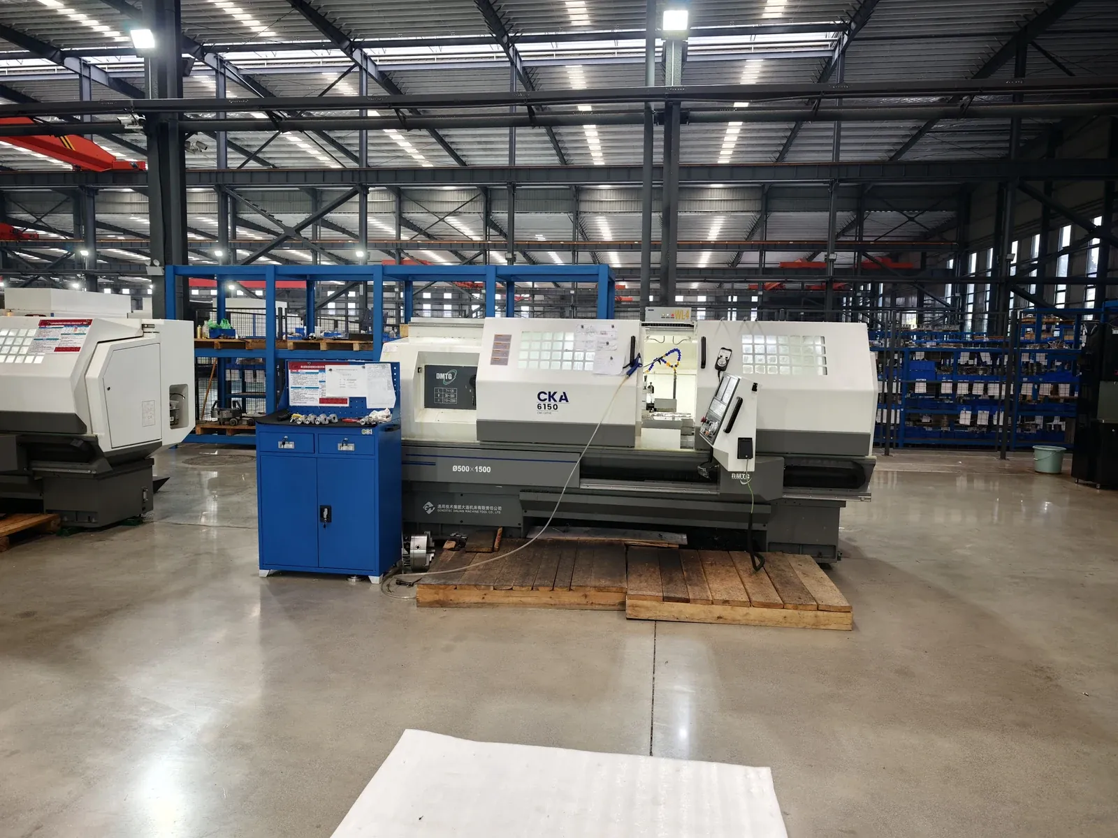 Large gantry-type machining centre in the valve workshop