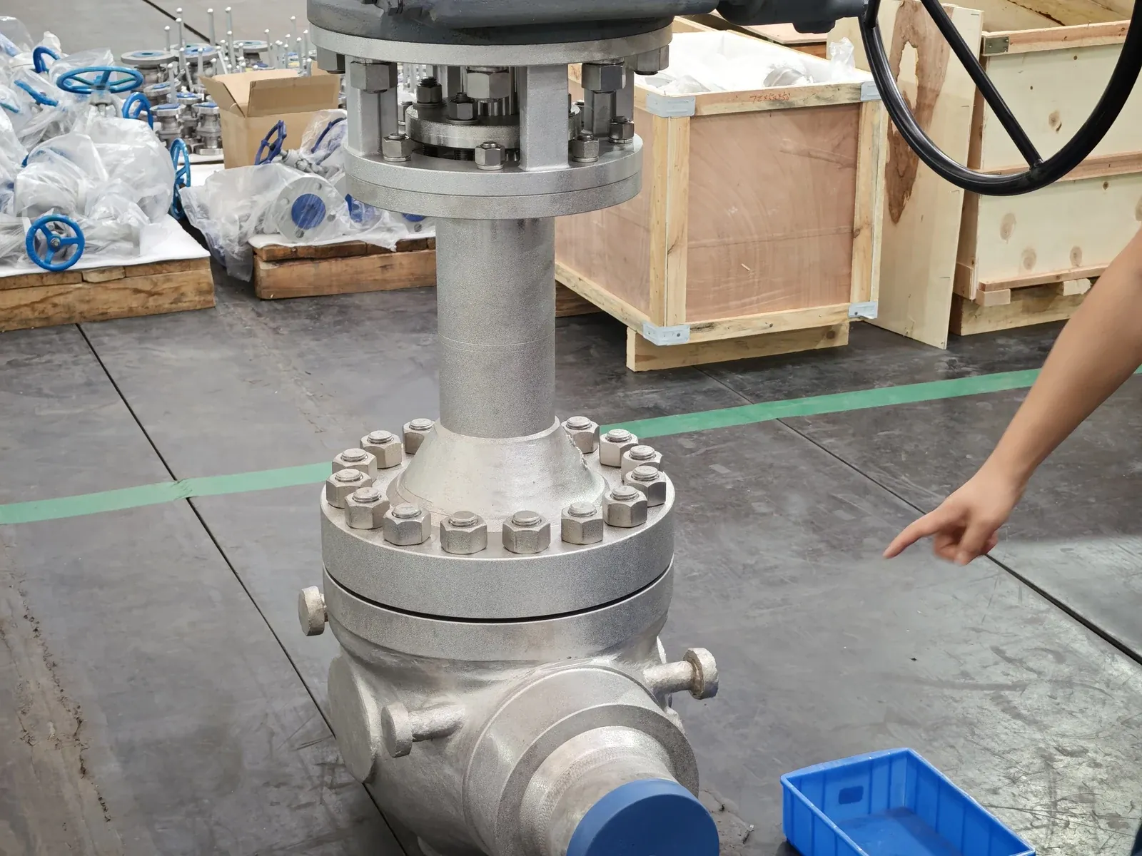 Cryogenic globe valve with conical metal-to-metal seat