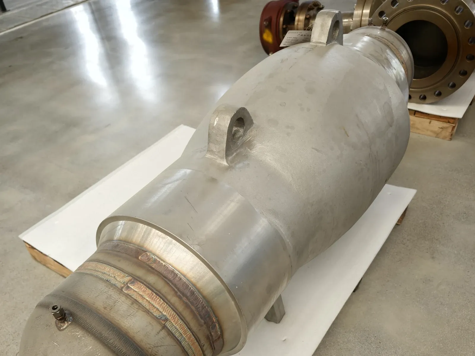 Fully-welded large-bore cryogenic ball valve with twin lifting lugs