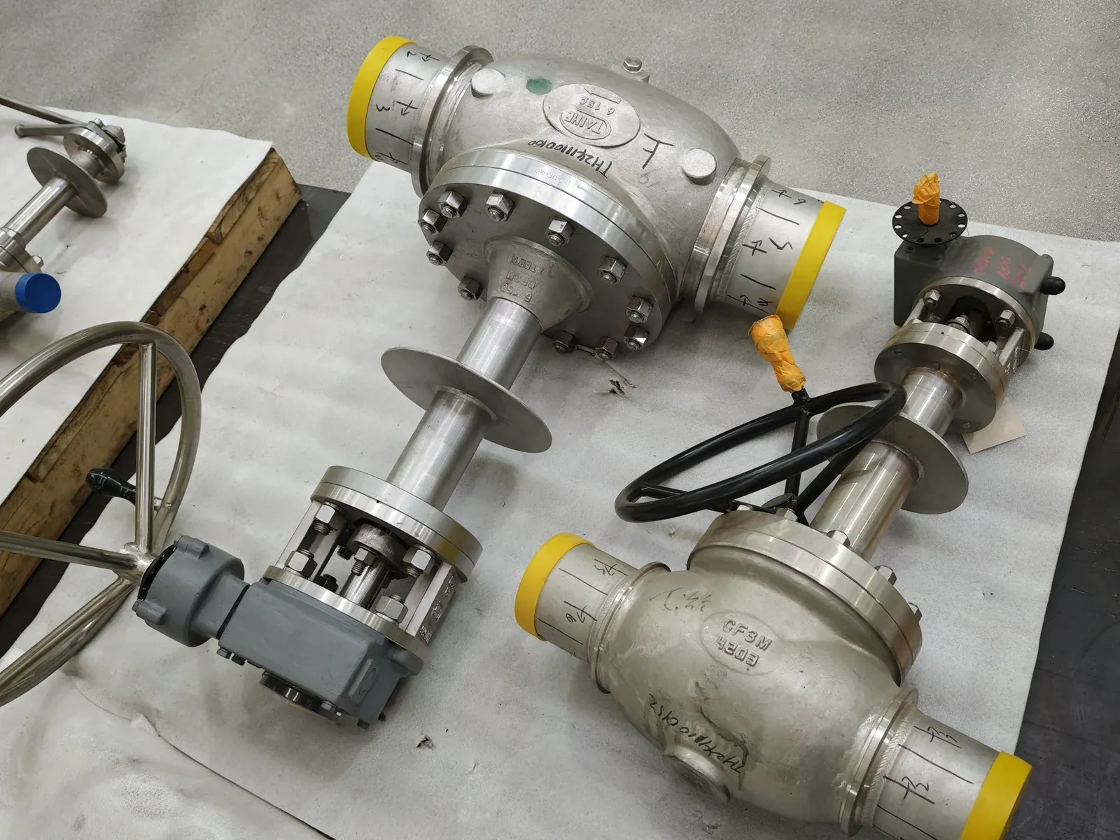 Volume batch of extended-bonnet cryogenic gate valves staged on a pallet