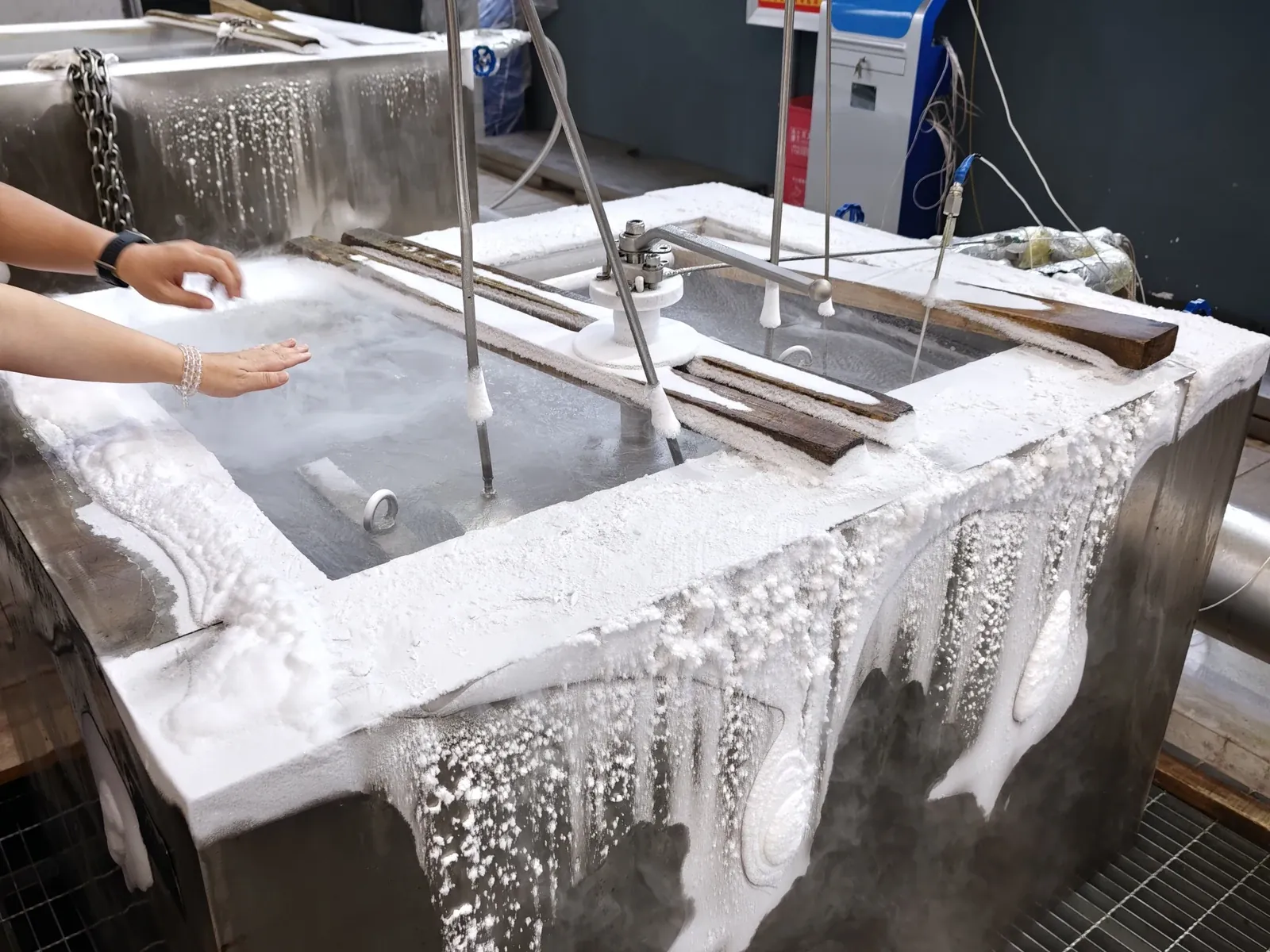 Cryogenic valve immersed in a liquid-nitrogen test bath