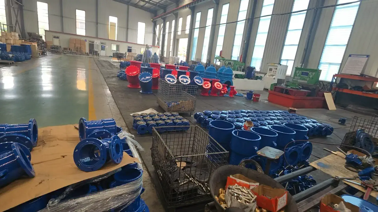 فنيو التجميع يقومون بتركيب عوامات الفولاذ المقاوم للصدأ ومقاعد EPDM داخل هياكل صمامات الهواء.